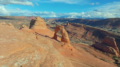 Turistas-En-El-Parque-Nacional-Arches-En-Utah,-Estados-Unidos---Toma-Aérea-Con-Drones