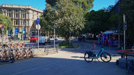 City-center-with-traffic,-people-walking-and-stalls