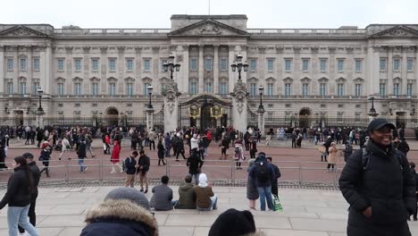 Multitudes-De-Turistas-Y-Visitantes-En-Las-Puertas-Del-Palacio-De-Buckingham-Tomando-Fotografías-Del-Patio,-Londres