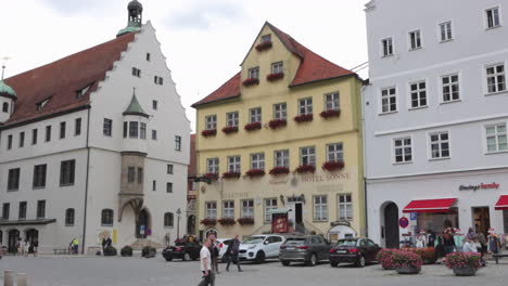 Turistas-Caminando-Entre-El-Ayuntamiento-De-Nördlingen-Rathaus-Am-Marktplatz,-Alemania