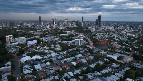 Establishing-pull-away-shot-of-Brisbane-City-and-Surrounding-Suburbs,-Drone-flying-over-Kelvin-Grove-Red-Hill-Area