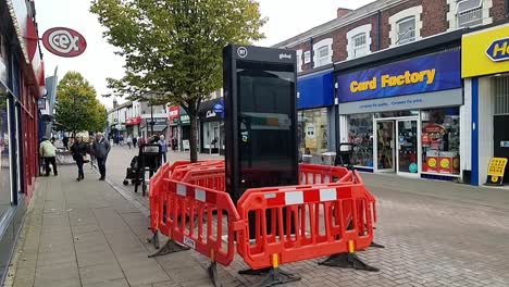 Instalación-De-Quiosco-Con-Pantalla-Táctil-De-British-Telecom-Digital-Street-Hub-Que-Conecta-La-Comunidad-De-High-Street-De-La-Ciudad-Con-El-Futuro