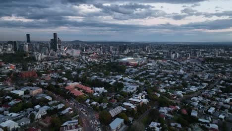 Toma-De-Drones-De-La-Ciudad-De-Brisbane-Y-El-Estadio-Suncorp,-La-Cámara-Vuela-Sobre-Red-Hill-Y-Se-Desplaza-Lentamente-Hacia-La-Ciudad-De-Brisbane-Y-South-Bank.