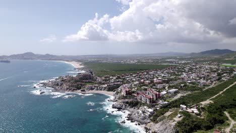 Drones-Panorámicos-Sobre-Hoteles-Y-Casas-Junto-A-La-Playa-En-Cabo-San-Lucas