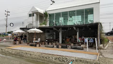 Café-Exterior-Restaurante-Abierto-Lagos-Salados-En-Tailandia,-Gente-Visitando