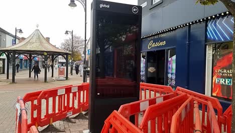 Instalación-De-Pantalla-Táctil-Del-Centro-De-Información-Callejera-Digital-De-British-Telecom-Que-Conecta-La-Comunidad-De-La-Calle-Principal-De-La-Ciudad-Con-El-Futuro