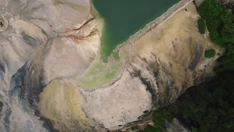 Direkte-Drohnenansicht-Einer-Felsformation-In-Mexiko,-Bekannt-Als-Die-Versteinerten-Wasserfälle