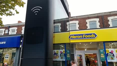 British-Telecom-Digital-Street-Hub-Touchscreen-Installation,-WLAN-Konnektivität-Für-Die-Städtische-Hauptstraßengemeinschaft