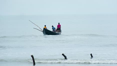 Los-Pescadores-Abandonan-La-Costa-En-Barco-Para-Pescar-En-El-Mar-De-Kuakata,-Bangladesh