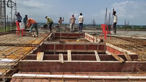 Los-Trabajadores-De-La-Construcción-Están-Construyendo-Una-Estructura-Metálica-Y-Vertiendo-Hormigón-Sobre-La-Losa-En-La-Construcción-En-La-India.