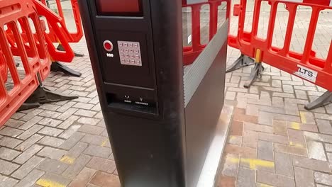 British-Telecom-Digital-Street-Hub-Touchscreen-Installation,-Die-Die-Stadt-Mit-Den-Rettungsdiensten-Verbindet