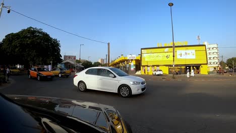 POV-Von-Einem-Autotauchen-In-Den-Belebten-Straßen-Der-Stadt-Dakar-Im-Senegal