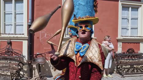 Street-performers-juggling-in-Varazdin,-Croatia-entertaining-Spancirfest-crowd