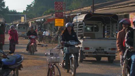 Geschäftiger-Asiatischer-Authentischer-Straßenmarkt,-Menschen-In-Myanmar,-4K