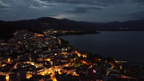 Entdecken-Sie-Die-Nächtliche-Eleganz:-Beeindruckende-4K-Drohnenansichten-Von-Kastoria,-Der-Griechischen-Stadtlandschaft-Und-Dem-Malerischen-See