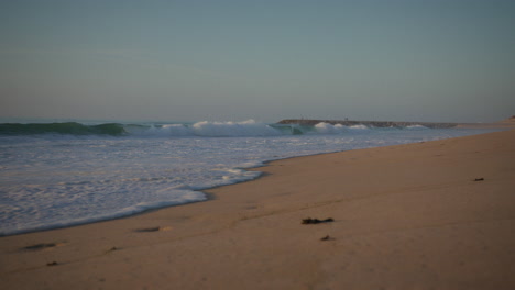 Playa-ángulo-Bajo-Plano-Amplio-Del-Mar-Hora-Del-Atardecer