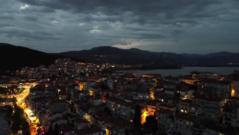 Nachtlandschaft-Von-Kastoria,-Griechenland:-Eine-Einzigartige-Drohnenperspektive-Auf-Die-Bezaubernde-Stadt-Und-Ihren-Faszinierenden-See-–-4K-Qualität