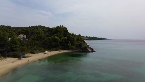 Spathias-Beach-Lufttour:-Atemberaubende-4K-Drohnenaufnahmen-In-Nikiti,-Griechenland