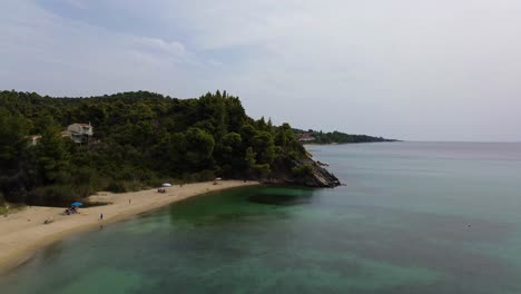 Recorrido-Aéreo-Por-La-Playa-De-Spathias:-Impresionantes-Imágenes-Con-Drones-En-4k-En-Nikiti,-Grecia