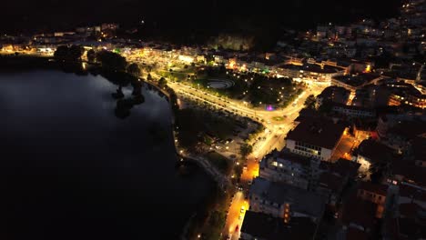 Ciudad-De-Las-Luces:-Vista-Aérea-De-Kastoria,-Grecia-De-Noche:-Fascinante-Sinfonía-Visual-En-4k