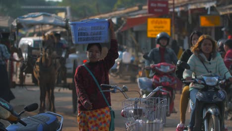 Geschäftiger-Straßenmarkt,-Asiatische,-Authentische-Burmesische-Menschen,-Myanmar,-4K-60fps