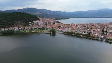 Kastoria,-Grecia,-Encanto-Diurno-Desde-Arriba:-Vistas-Aéreas-Del-Lago-Y-Delicias-Urbanas-4k