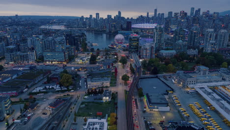 Innenstadt-Von-Vancouver-–-Tag-zu-Nacht-Hyperlapse-Aus-Der-Luft-über-Der-Terminal-Avenue