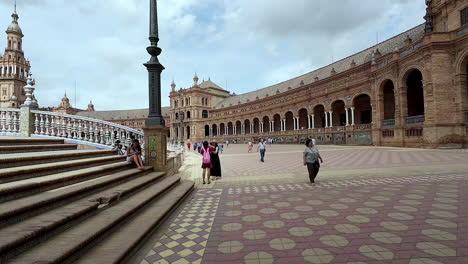 Menschen-In-Zeitlupe,-Die-Auf-Dem-Spanischen-Platz-In-Sevilla,-Spanien,-Fotografieren