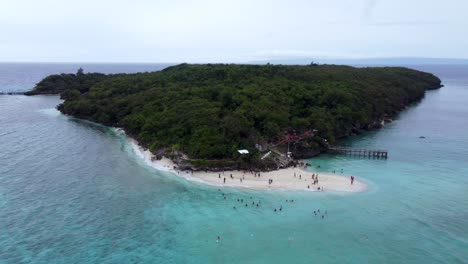 Sandbank-Der-Insel-Sumilon-Mit-Resort-Touristen,-Die-Im-Kristallklaren-Wasser-Schwimmen,-Cebu,-Philippinen