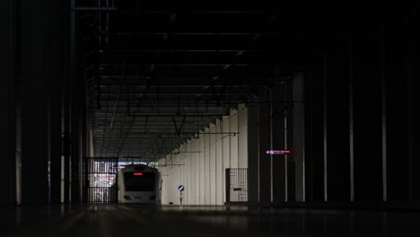 Kai-Airport-Rail-Link-Zug,-Der-Die-Stadt-Durch-Einen-Tunnel-Mit-Dem-Internationalen-Flughafen-Jakarta-In-Indonesien-Verbindet