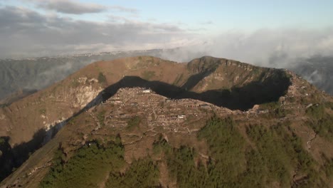Menschen-Versammeln-Sich-Am-Rand-Des-Tiefen-Vulkankraters-Auf-Dem-Gipfel-Des-Mount-Batur