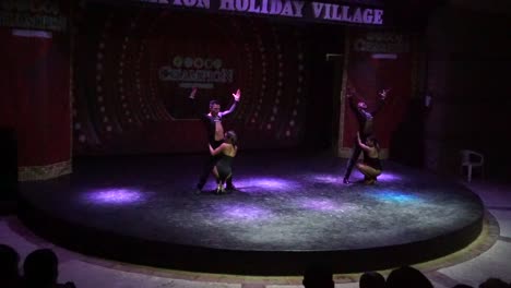 Espectáculo-De-Baile-Latino-Con-Un-Grupo-De-Baile-En-Una-Fiesta