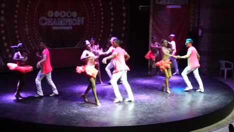 Espectáculo-De-Baile-Latino-Con-Un-Grupo-De-Baile-En-Una-Fiesta
