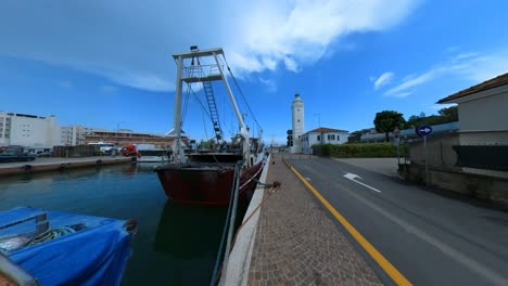 Barcos-Pesqueros-En-El-Canal-Del-Puerto-En-Rimini,-Italia