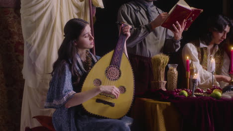 Ensueño-Renacentista:-Mujer-Tocando-La-Guitarra:-Un-Homenaje-Cinematográfico-Al-Arte-Clásico