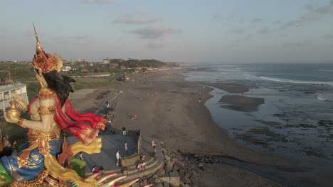 Nahe-Vorbeifliegen:-Einzigartige-Hinduistische-Elefantenstatue-Mina-Am-Strand-Von-Pererenan,-Bali