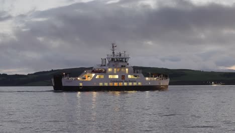 Caledonian-Macbrayne-Fähre-Auf-Dem-Loch-Shira-Von-Largs-Nach-Millport