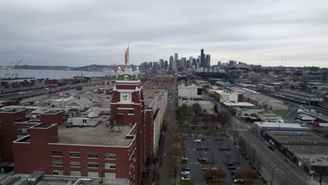 Langsame-Luftumlaufbahn-Der-Kaffeezentrale-Von-Starbucks,-Die-Den-Blick-Auf-Die-Trübe-Graue-Skyline-Von-Seattle-Freigibt