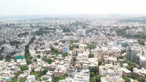 Eine-Südindische-Stadt-Aus-Der-Luft-Gesehen,-Die-Sich-Auf-Eine-Hauptstraße-Mitten-In-Der-Stadt-Zubewegt