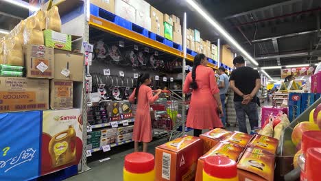 Frauen-Kaufen-Im-Smart-Bazaar-Lebensmittel-Und-Haushaltsgegenstände-Ein
