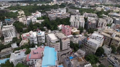 Video-Aéreo-De-4k-Por-La-Tarde-De-Hill-Top-Colony,-Banjara-Hills-Y-Khairtabad-Es-Un-Centro-Residencial-Y-Comercial-Urbano-En-Hyderabad,-Telangana,-India