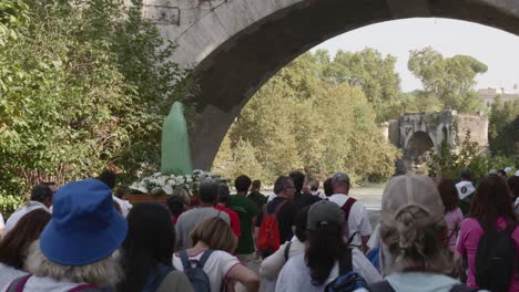 Procesión-Religiosa-En-Roma-A-Lo-Largo-De-Las-Orillas-Del-Río-Tíber,-Una-Estatua-De-La-Virgen-María,-La-Madre-De-Jesucristo,-Es-Llevada-Por-4-Hombres