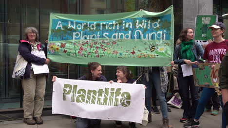 Demonstranten-Halten-Transparente-Mit-Der-Aufschrift-„Eine-Welt,-Die-Reich-An-Wildpflanzen-Und-Pilzen-Ist“-Und-„Pflanzenleben“-Während-Der-Demonstration-Zum-Artensterben