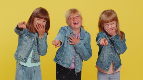 Drei-Befreundete-Geschwistermädchen-Lachen-Laut,-Nachdem-Sie-Eine-Lächerliche-Anekdote-Und-Einen-Lustigen-Witz-Gehört-Haben