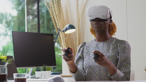 Frau,-Die-Von-Zu-Hause-Aus-Mit-Controllern-Arbeitet,-Die-Ein-VR-Headset-Tragen-Und-Mit-AR-Technologie-Interagieren