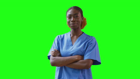 Retrato-De-Una-Enfermera-O-Doctora-Vistiendo-Batas-Contra-Una-Pantalla-Verde