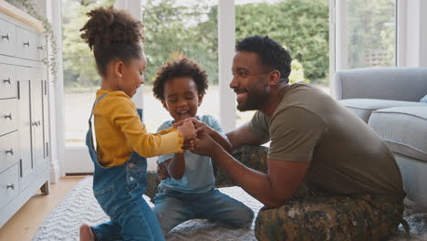 Armeevater-In-Uniform-Zu-Hause-Auf-Urlaub-Mit-Kindern,-Die-Gemeinsam-Puzzle-Machen