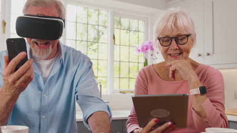 Rentnerpaar-Zu-Hause-Nutzt-Digitale-Technologie-Mit-Tablet-VR-Headset,-Smartwatch-Und-Mobiltelefon