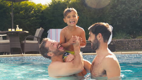 Gleichgeschlechtliche-Familie-Mit-Zwei-Vätern-Und-Sohn-Im-Gemeinsamen-Urlaub-Im-Schwimmbad