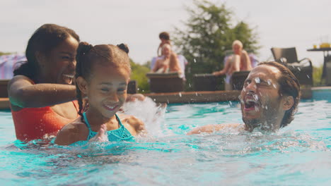 Familie-Hat-Spaß-Beim-Planschen-Mit-Tochter-Im-Pool-Im-Sommerurlaub